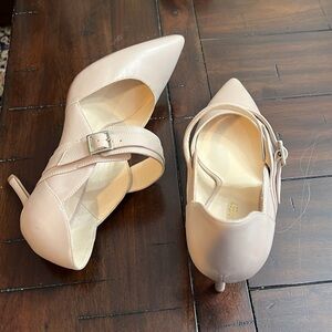 Nine West NWOT nude pumps